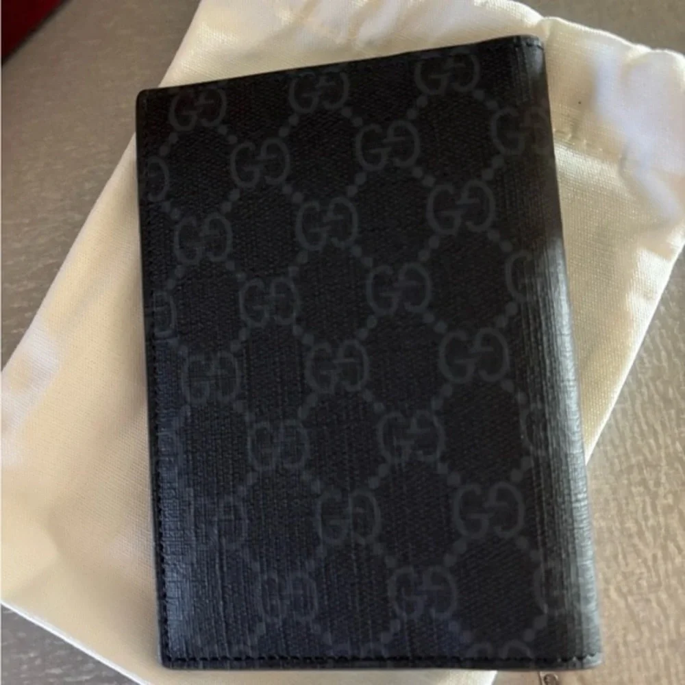 Gucci Leather passport holder/wallet